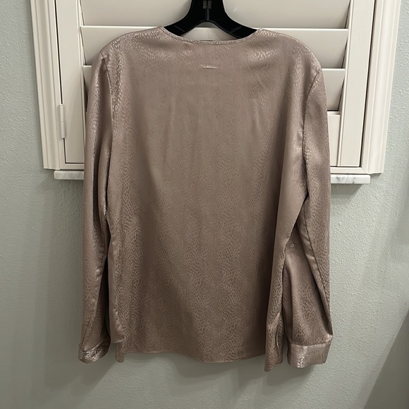 Gold T Tahari blouse ⭐️ - Picture 5 of 5
